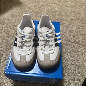 NEW NEVER WORN
Adidas White and Gray Classic Sneakers- SAMBAS